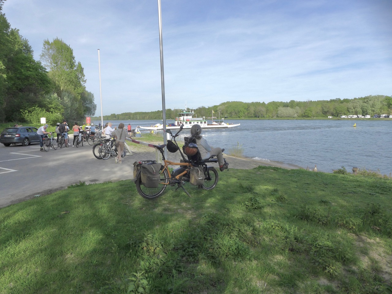 übersetzen: Menschen, Räder, Autos, dazwischen Schiffe