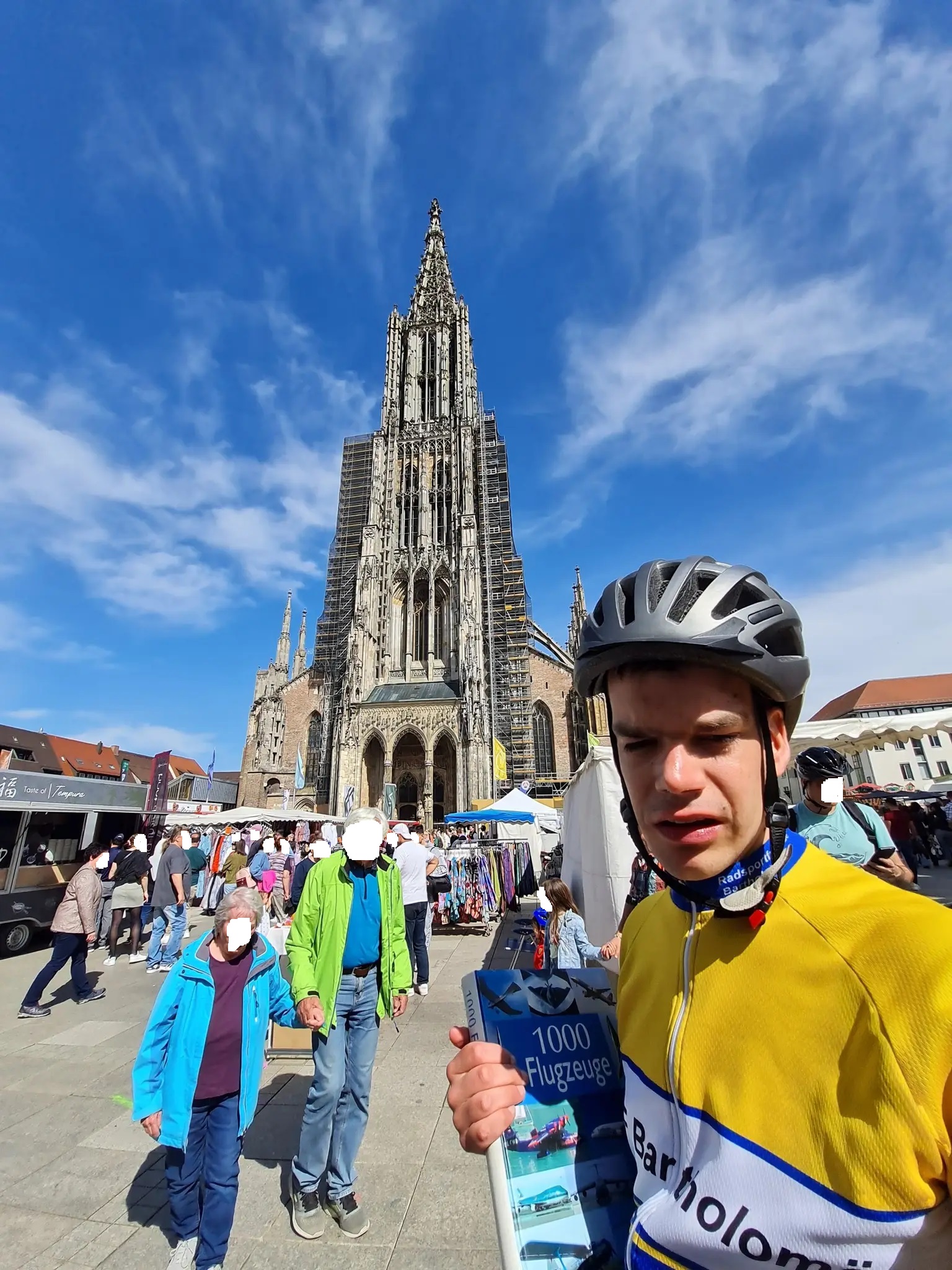 Am Sonntag auf dem Münsterplatz bei Massenandrang am Ulmer Münster