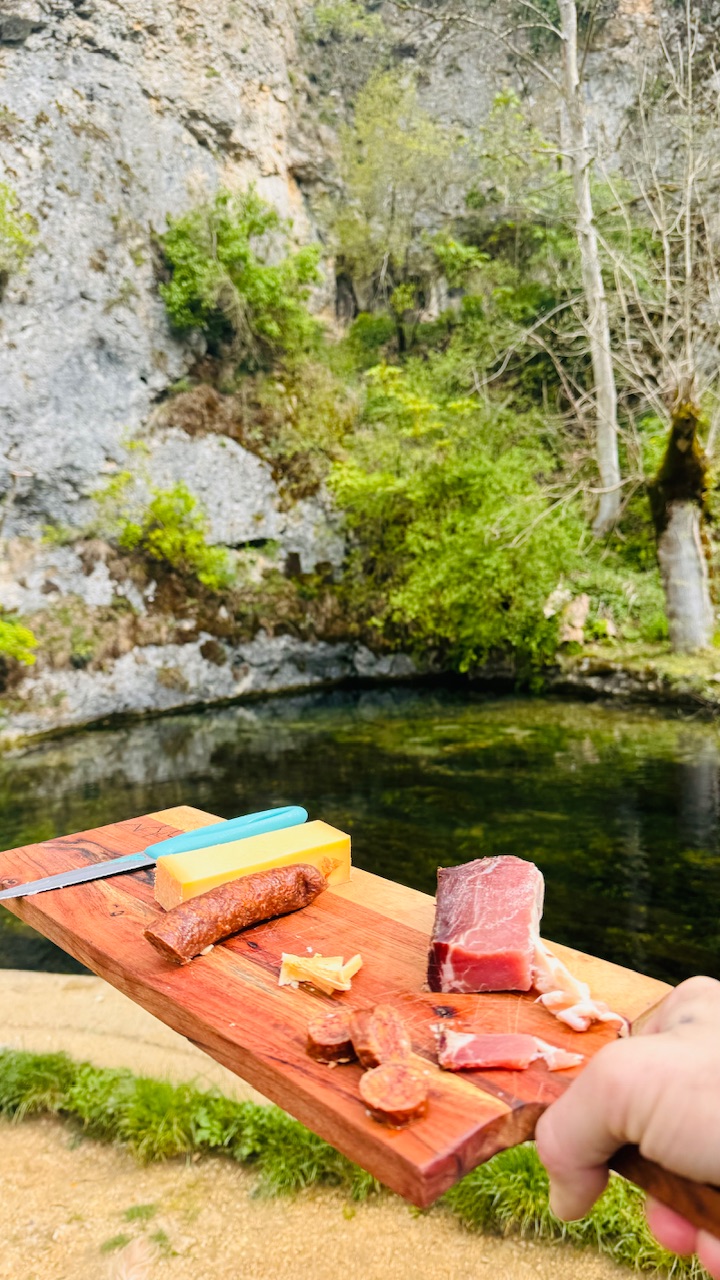 Wurst und Käse an der Lauterquelle