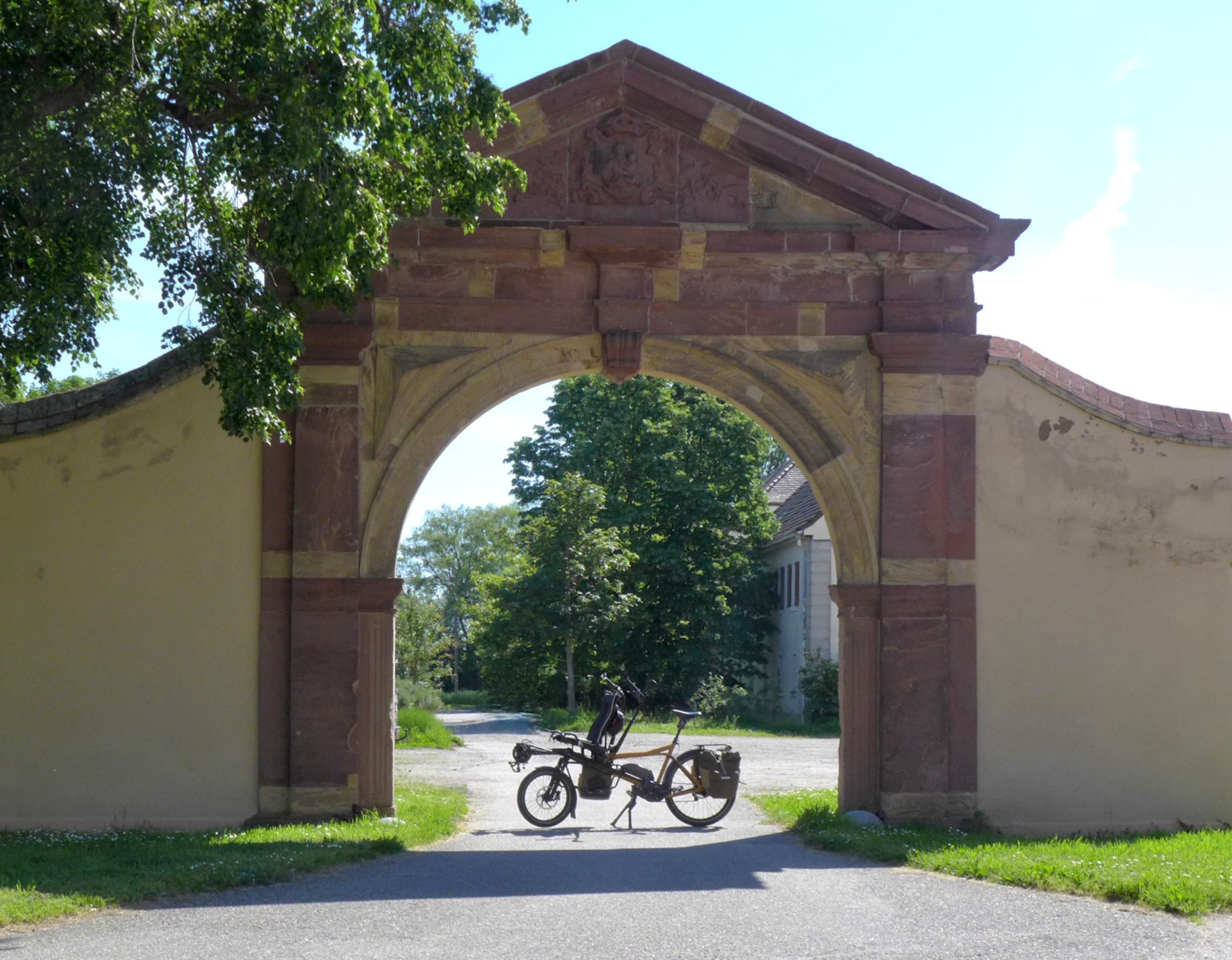 auf der rechten Rheinseite gelegen