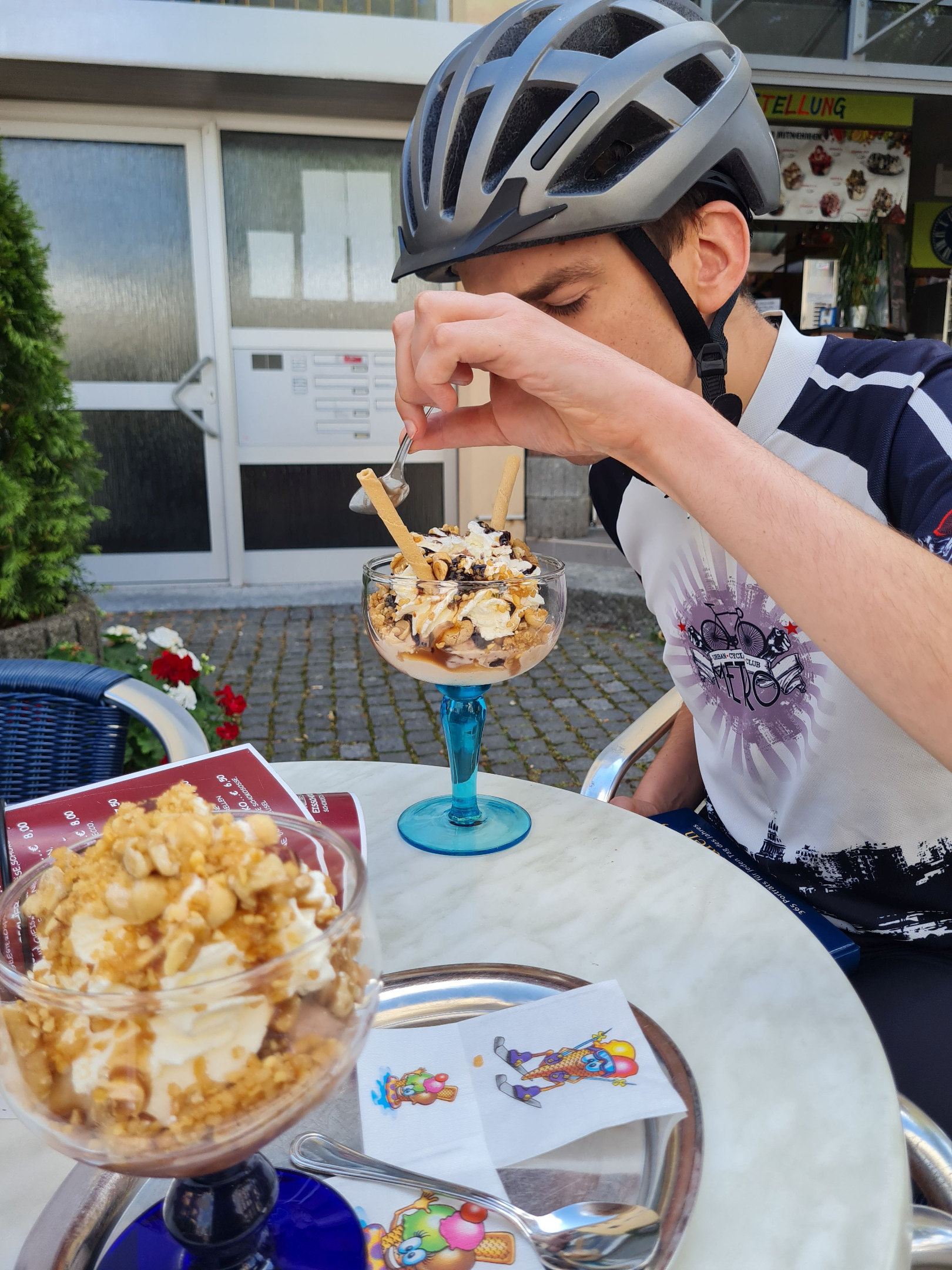 ein großes Eis in der Eisdiele