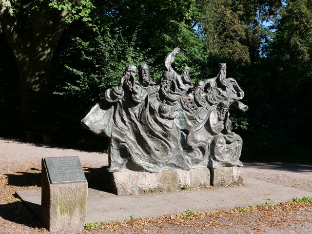 8 Kaiser und Könige blicken uns an