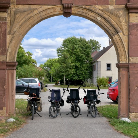 zu viert unterm Torbogen