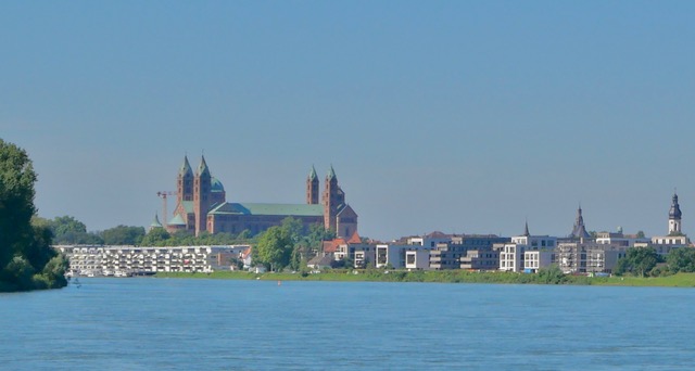 Mächtiger Dom am mächtigen Strom