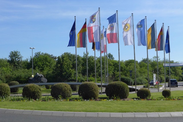 Fahnen und Motorrad nahe am Hockenheim-Ring