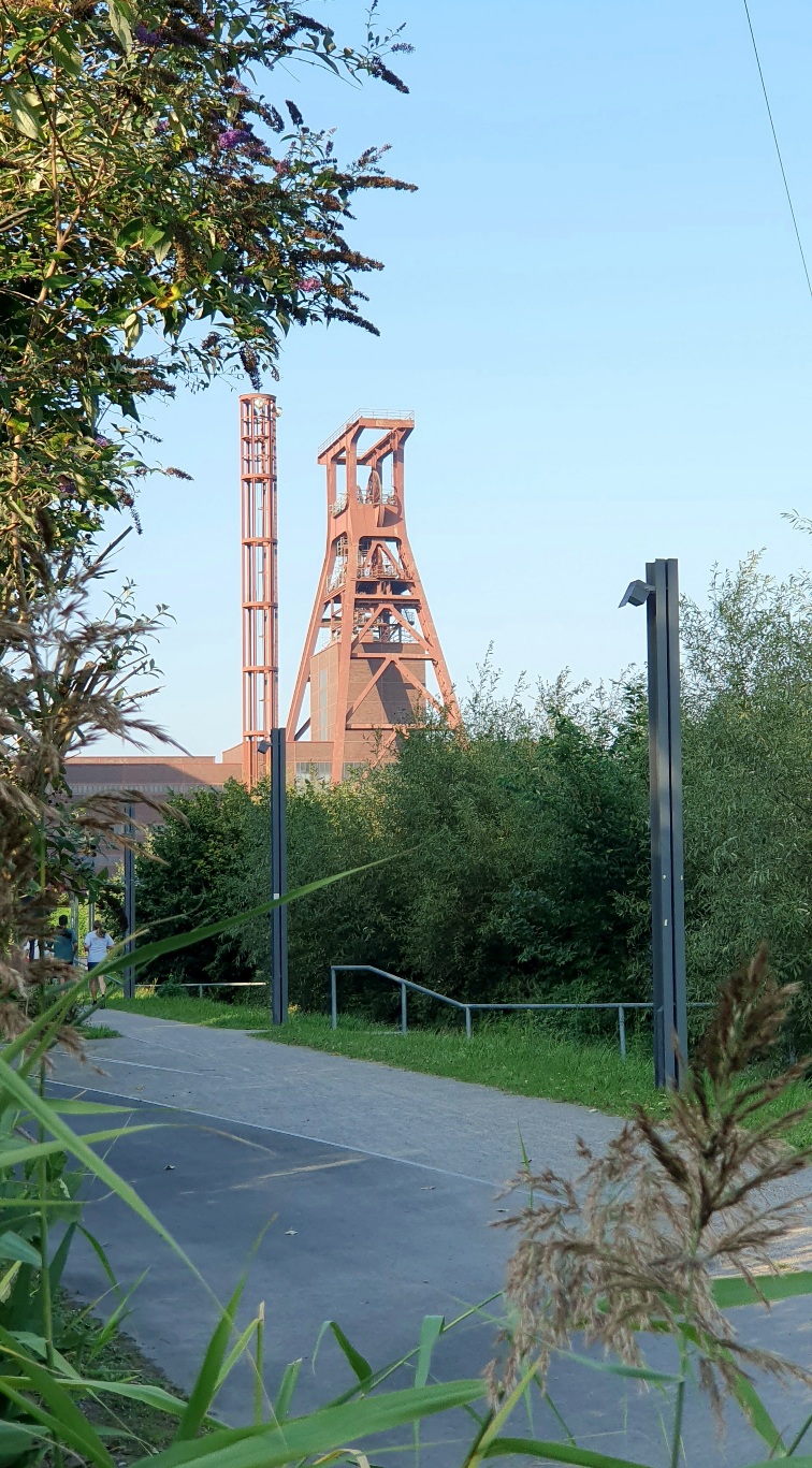 Förderturm Zeche Zollverein.jpg