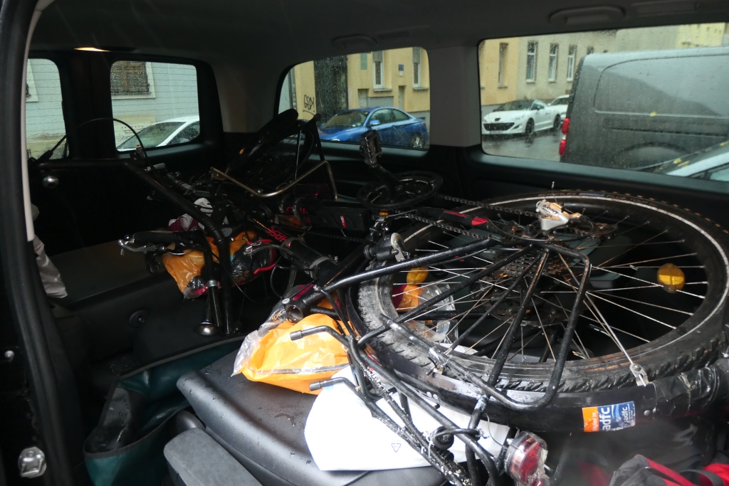 Pino im Mietwagen verstaut, trotz Hindernisse (nicht versenkbare Fondsitze)