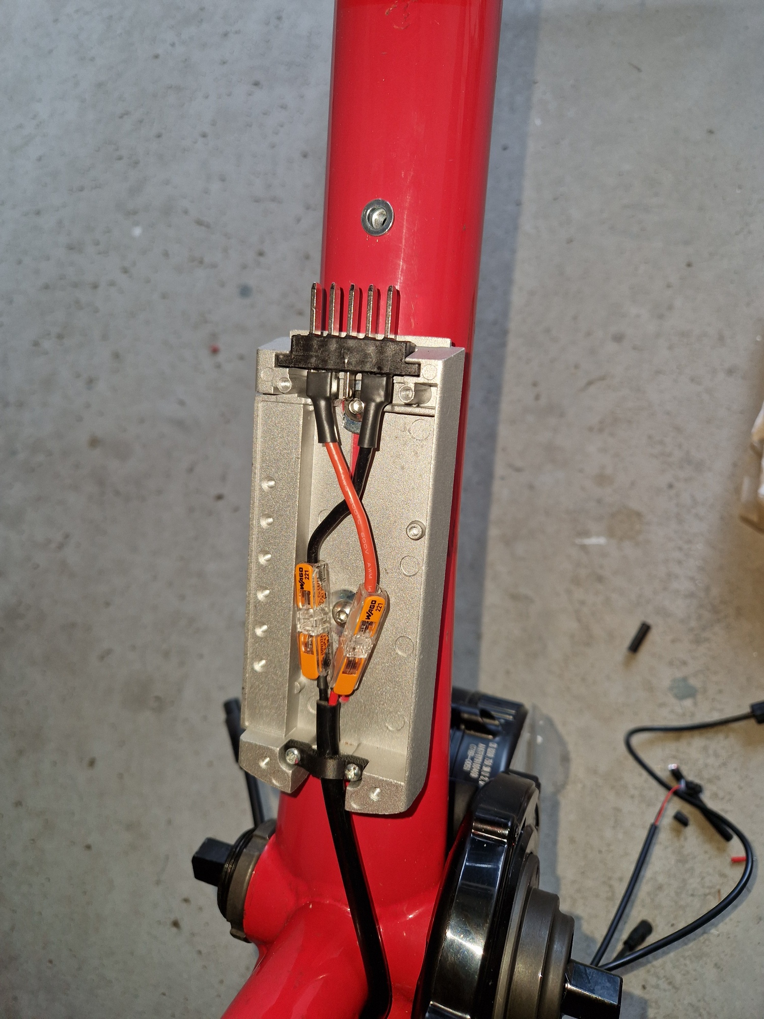 Akku_halterung_mit Motoranschluss.jpg