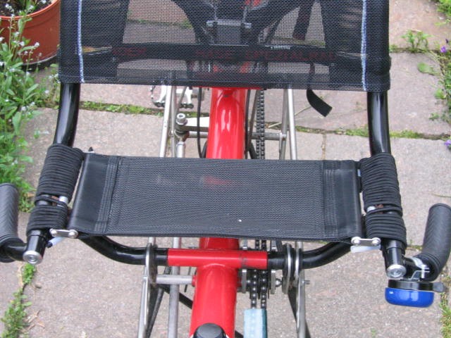 Mit Gummiseil aufgespannte Sitzfläche der firma Fateba aus Wintertur.<br />Finde ich wesentlich bequemer als die Sitzfläche die zuvor auf meinem Pino war