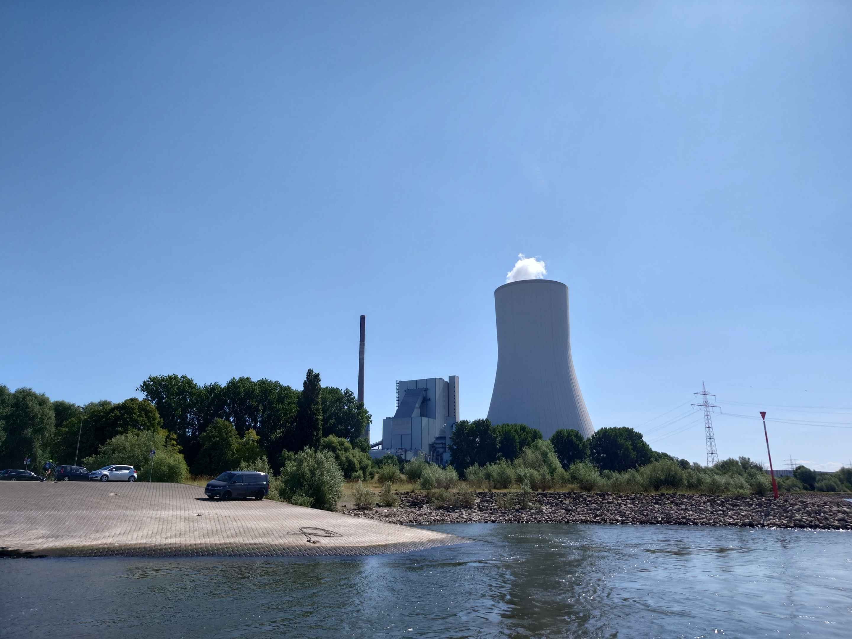 Rheinfähre: Blick auf Kraftwerk DU-Walsum