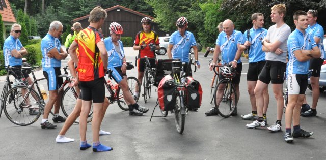 Am Hotel in Billerbeck mit den Rennradlern beim Fachsimpeln