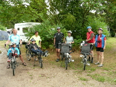 Eine holländische Familie mit zwei Kindern und zwei Pinos, sowie die hier bekannten Pino-Teams von Tom und Radfux