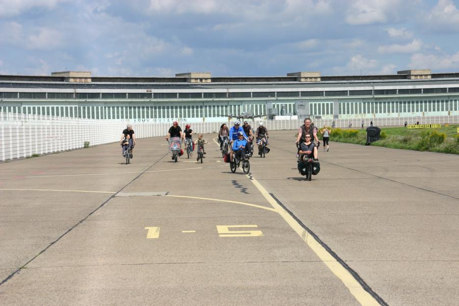 sieben Pinos auf dem Tempelhofer Flughafen a.D. das 7. Pino steht hinter dem Fotografen :-)
