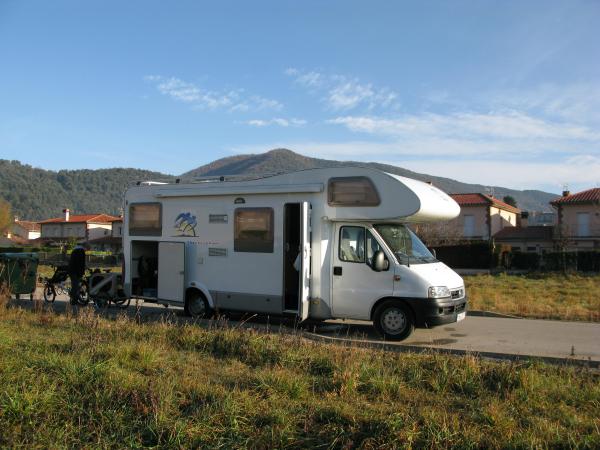 Vom Pino in der Womo-Heckgarage habe ich leider doch kein Foto... Aber die große Klappe ist schon beeindruckend :)