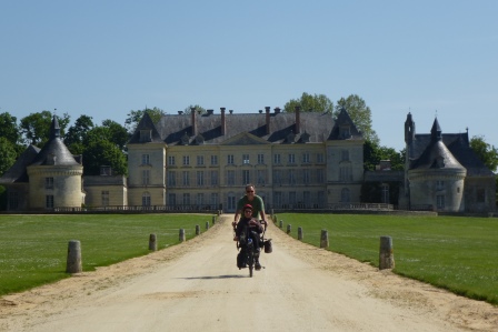 Pino testet die Schloßzufahrt