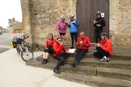 Radeln macht hungrig - eine französische Landbäckerei geplündert