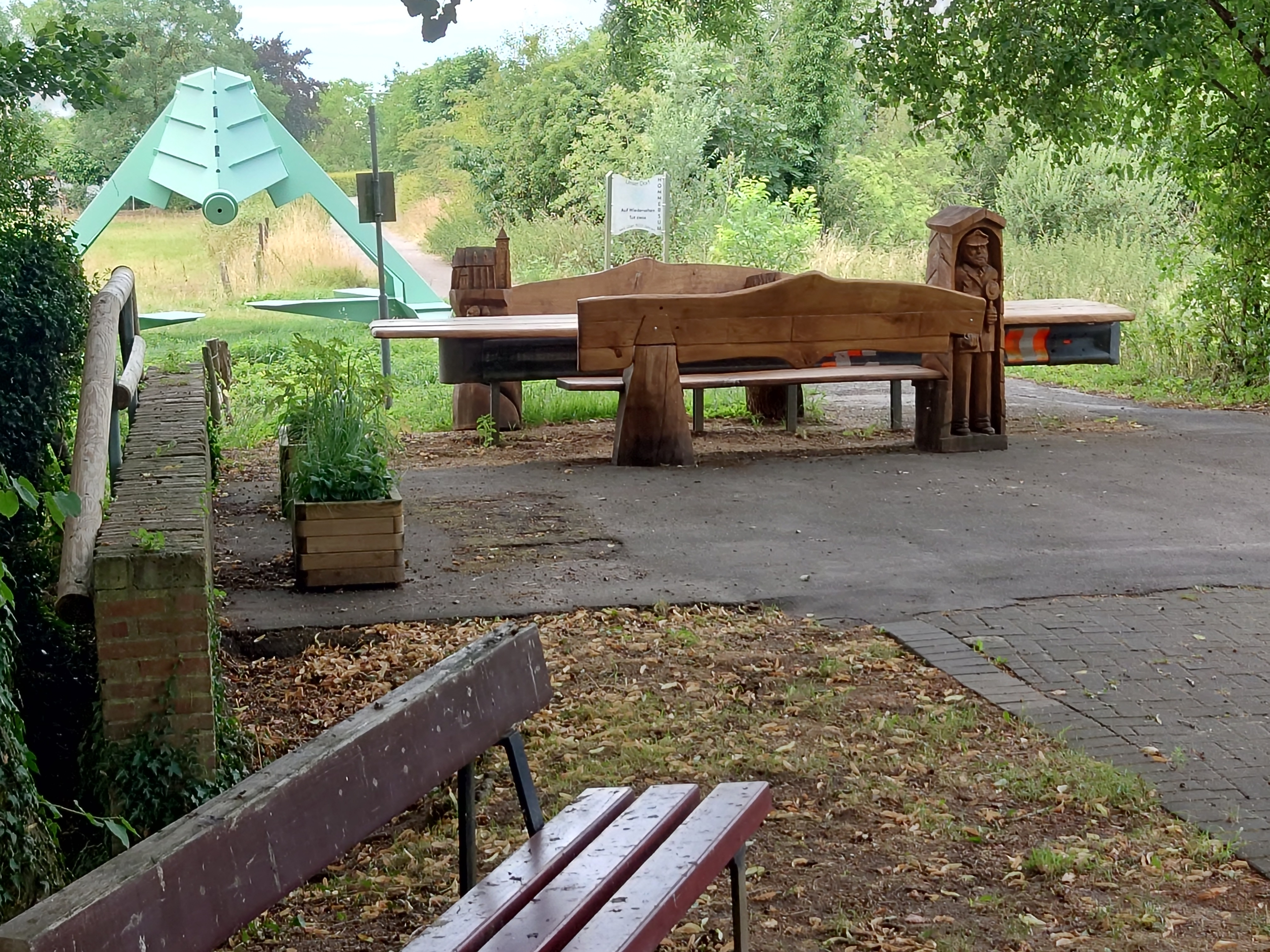 Rastplatz an der Grenz D/NL - der lange Holztisch steht genau auf der Grenze!