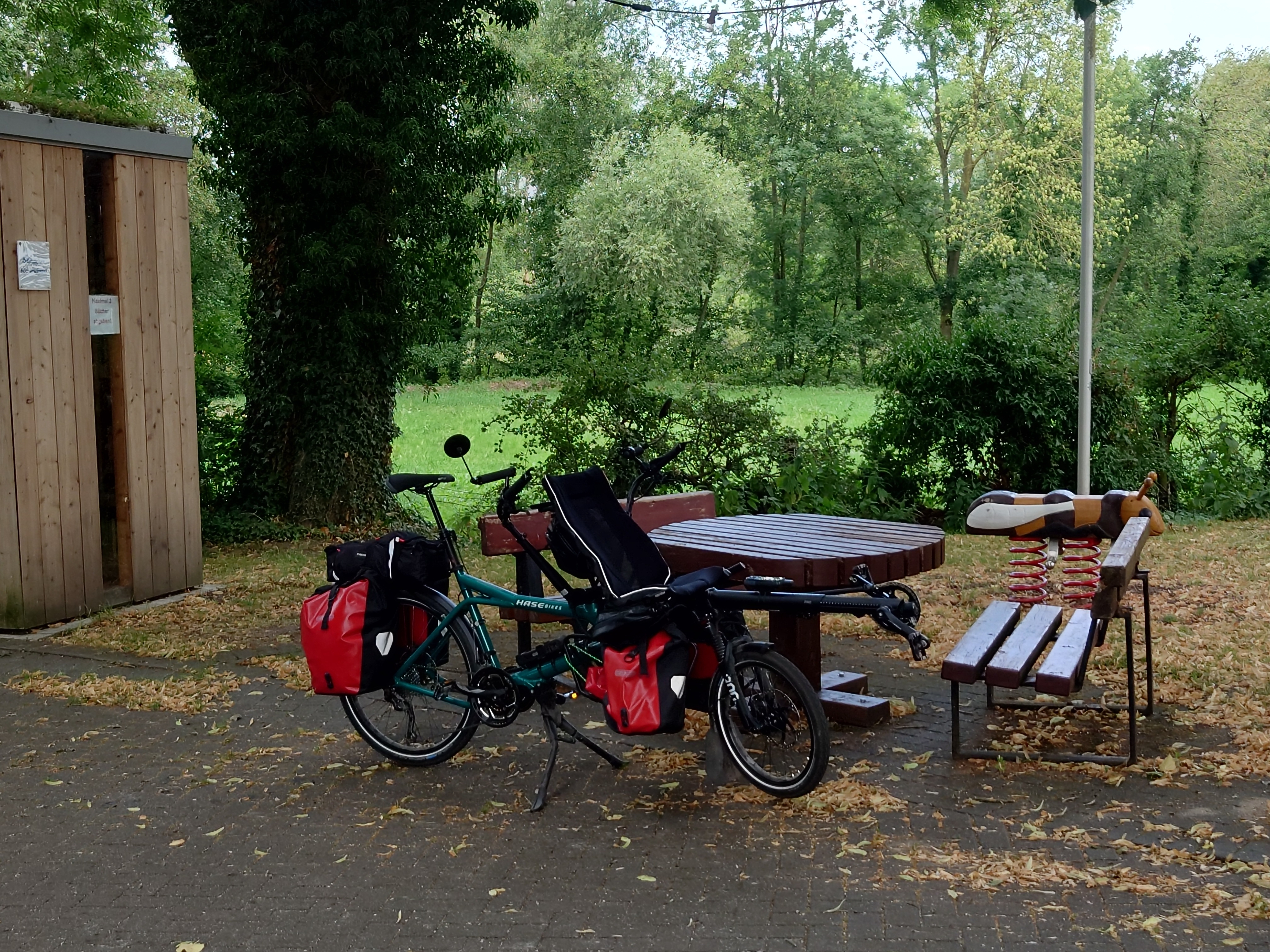 Rastplatz an der Grenz D/NL - der Tisch war unser Picknickplatz Ende Mai