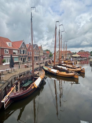 Museumshafen mit historischen Holzbooten in Spakenburg