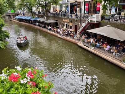 In Utrecht pulsiert das Leben und auf den Grachten (Kanäle) kann man schöne Bootstouren machen