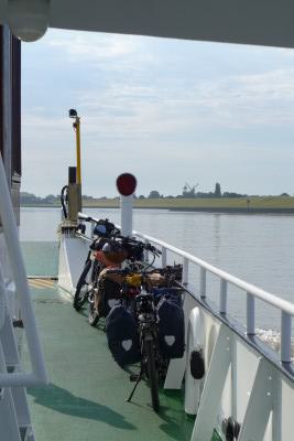 Die Fähre leer auf dem Weg nach Leer